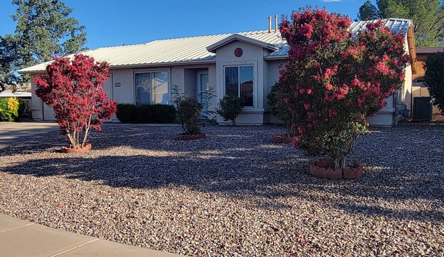 3bd/2ba Quiet neighborhood home centralized for all your travel desires.