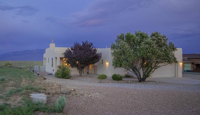 3BR/2BA/Open Floor plan/views-31 night minimum. Sleeps up to six. Dogs OK.