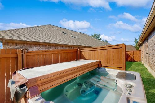 3BR Home with foosball! Close to Six Flags