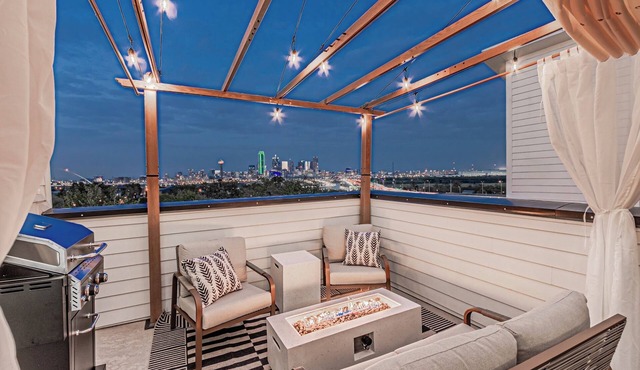 3BR Townhome Near Bishop Arts Rooftop Views Arcade Games & Garage
