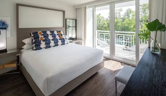 4 Island-Style Junior Suite in Hammock Wing in Key Largo