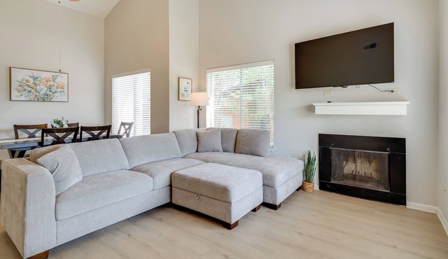 4 Mi to TAMU: Sleek Bryan Home Near Shops & Eats