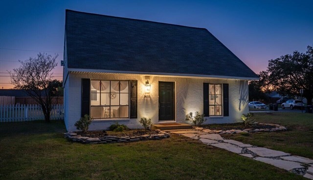 4 min from A&M! King Bed, Firepit, Stocked Kitchen