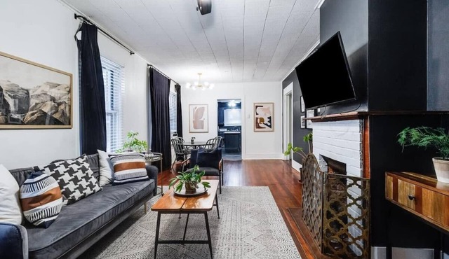 4BR Downtown Lafayette-Garden, Parking, Walk to Arts District in Lafayette