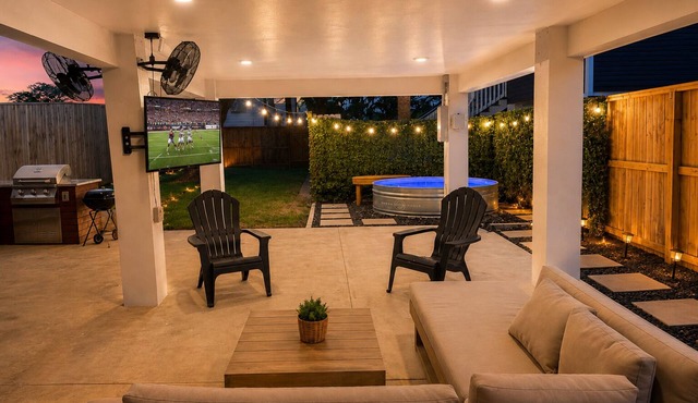 4BR Sleeps 12 | Walk to Beach | Pool | Yard | Dogs | New 2023 Build