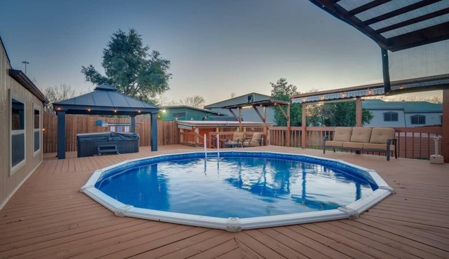 5-BD/3-BA in the Heart of Dallas w/Pool & Hot Tub