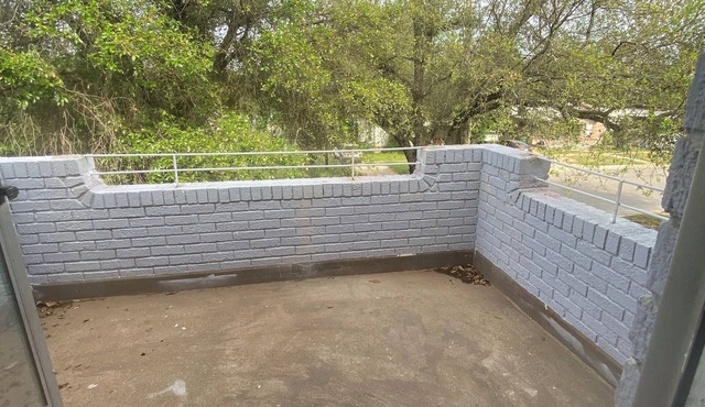 5 bedroom, 3 bath, game room, large outdoor. Sleeps 15. Walk to downtown