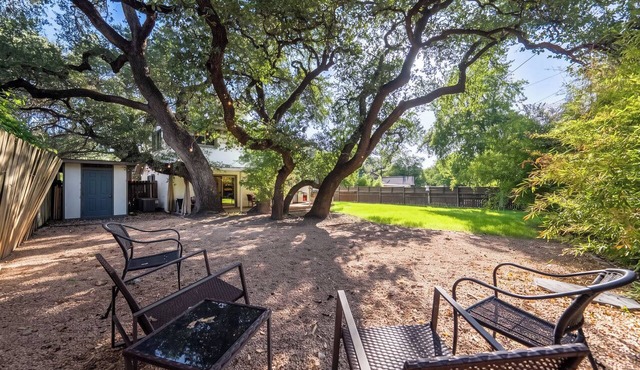 5 Min to Downtown - Huge Yard - Dog Friendly -3GB/s Wifi - 75" TV