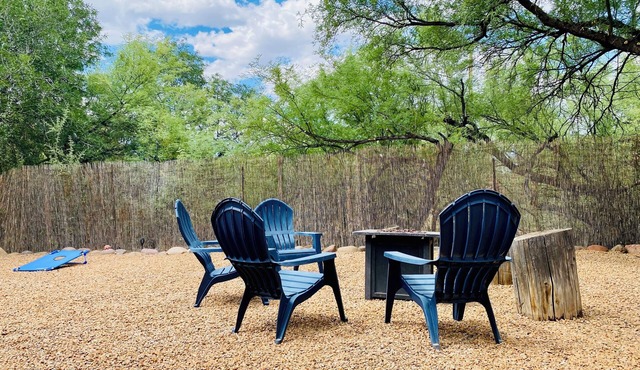 5 mins to UofA - Pet Friendly Retreat! Fenced Yard
