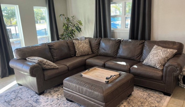 5 minutes from winery! Spacious home with pool & hot tub!