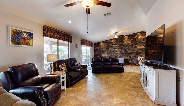 55+ Resort Home - Shared Pool & Hot Tub - WiFi, AC, Snowbird-Friendly, Dogs OK