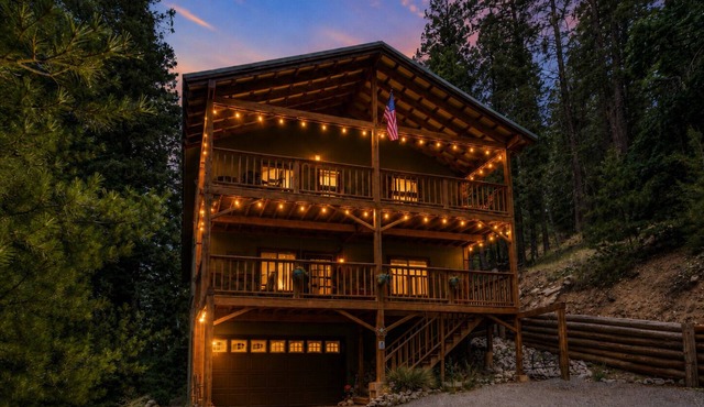 5BR Chalet: Panoramic Views & Game Room