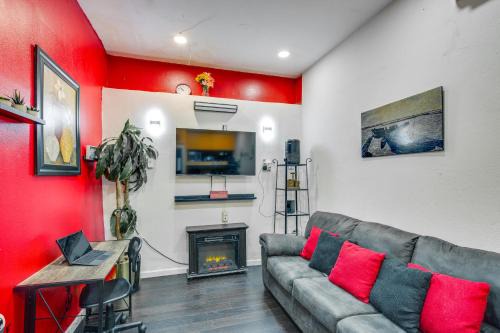 7 Mi to Downtown Dallas: WFH-Friendly Studio
