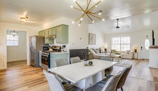 7 Mi to Lake Bridgeport: Home w/Yard & Grill!