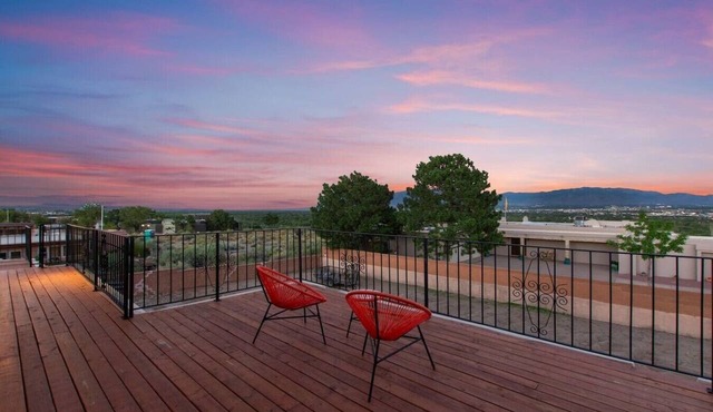 7BR Retreat w/gated parking Views & Near Old Town