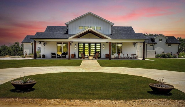 8 bedrooms Ranch, Pool, Giant Hot Tub, Fishing, Fire Pits and Hiking trails