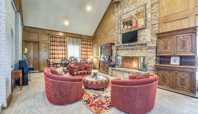 8 Mi Dallas Stadium! Fort Worth Home w/Pool