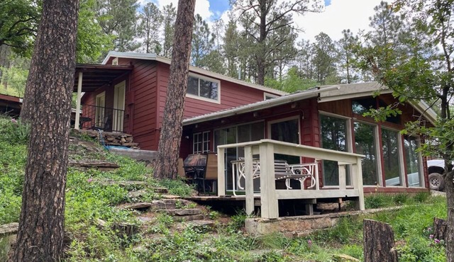 A Vintage Retreat within earshot of Rio Ruidoso -10 min walk to Midtown Ruidoso.