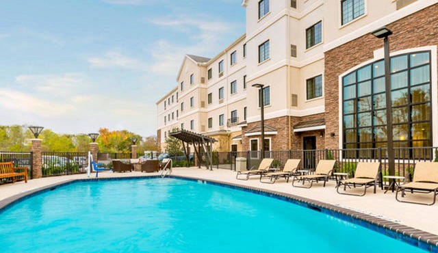 Accessible 2BR Suite w/Daily Breakfast & Pool
