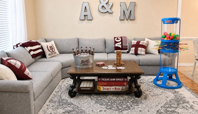 Aggie Victory Bungalow-ENTERTAINMENT built in-TWO KINGS-BUNK ROOM-Sleeps 8-10