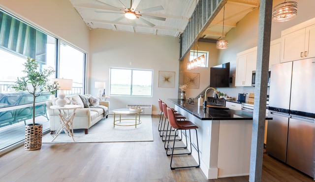 Airplane/Hanger 2 bedrooms 2 bathrooms #2