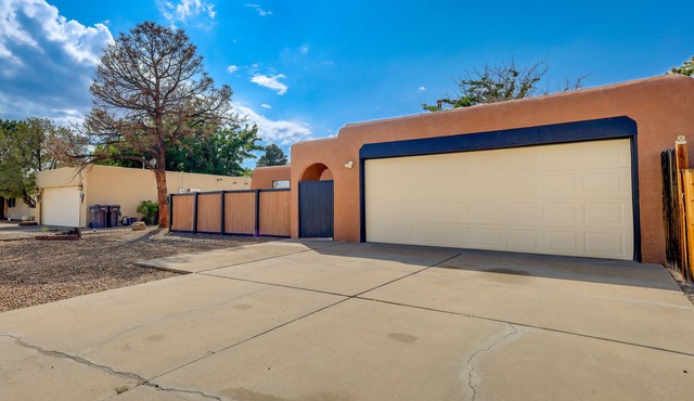 Albuquerque Home w/Hot Tub + Putting Green!