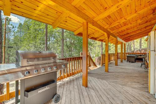 Alpine Cabin w/Deck: 3 Mi to Luna Lake!