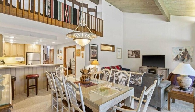Alpine Retreat | 10 mins to Purg | Pool | Hot Tub