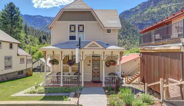 AlpLily Inn ~ Box Canyon Room ~ Private Balcony ~ 5 min walk to Ice Park ~ AC!