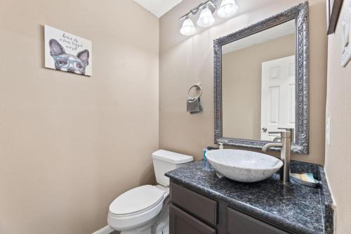 Amazing Bay Villa Near NASA with Pool & Pool Table in Houston
