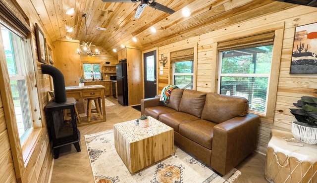 Apache Log Cabin - Walk to Lake, Pet Friendly