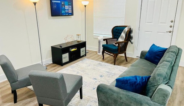 Apt 2 Bedrooms 2 Full Baths FREE Parking & FREE Laundry in Unit