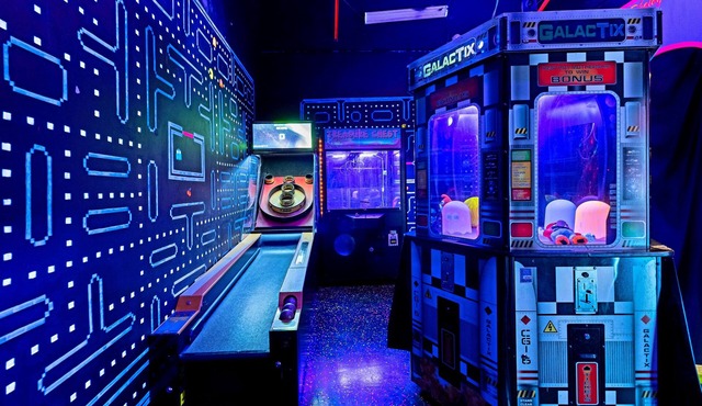 Arcade House Sleeps 16+ Family Fun Retreat Pet Friendly Mini Golf All Games FREE