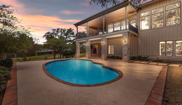 Austin Gated Private Estate Home, 15 min-downtown. Family fun with Pool & games in Austin