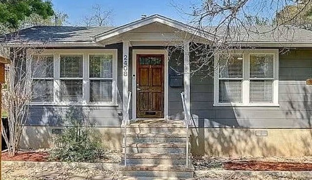 Austin's Favorite Bungalow. 2 bedroom house with Fenced Yard near UT