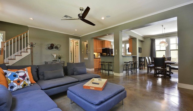 AustinPoolHouse Downtown - Industrial Chic + Pool, Game Room. Walk to food & BBQ