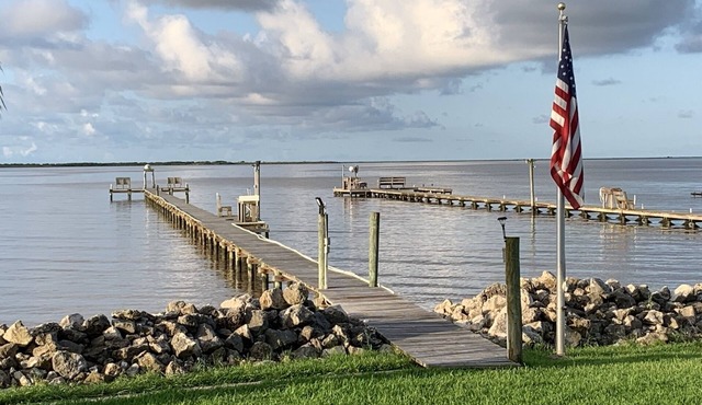 Barn on the Bay 300' Lighted Pier 4BR Palacios Bay House Sleeps 10