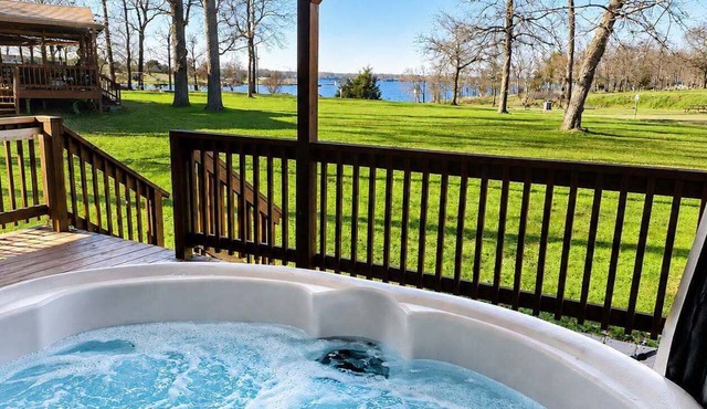 BASShole on Lake Fork * HOT TUB