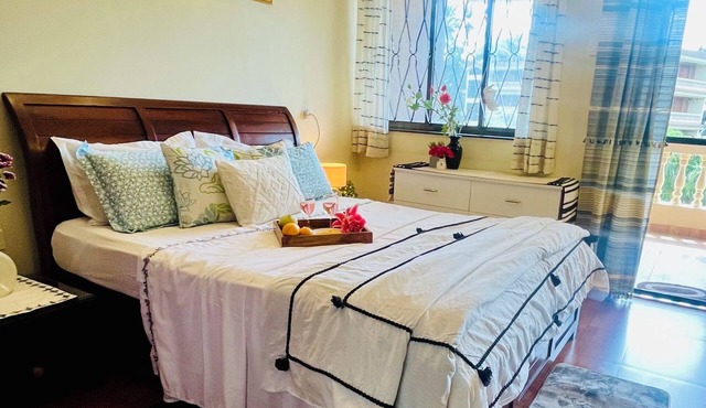 Beachside Poolfront luxury 2BHK 8 min walk to Candolim beach with WiFi, AC, TV in Candolim