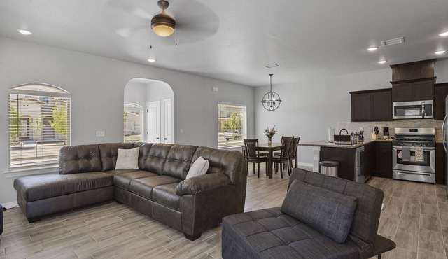 Beautiful 3 bedroom Casita DD w/ 2 Car Garage