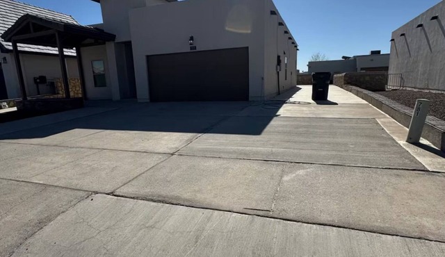Beautiful 3 bedrooms 2 bathrooms home sparkling clean.