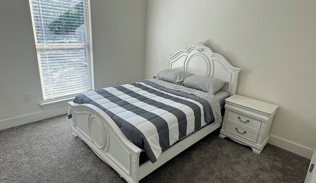 Beautiful 4/bed/2bath home away from home getaway Sleeps up to eight guest in Zachary