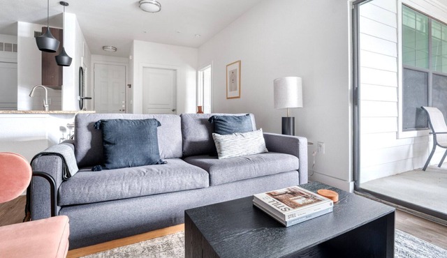 Beautiful Arboretum 2BR w/ Pool, Gym & W/D, nr retail, by Blueground