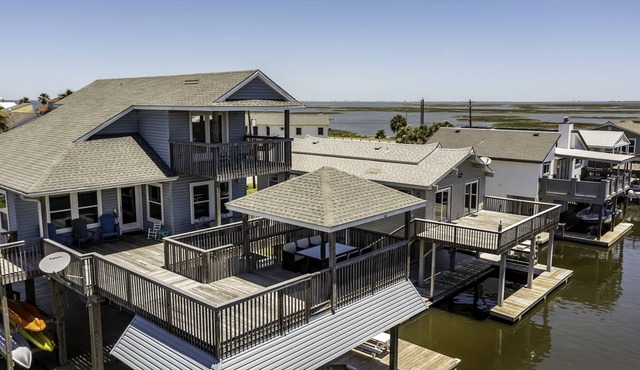 Beautiful Canal Home in Jamaica Beach - Sleeps 9