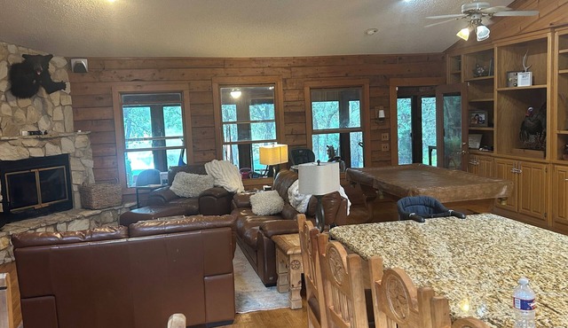 Beautiful Hidden Gem: Texas themed log cabin on 72 acres next to LBJ Grasslands