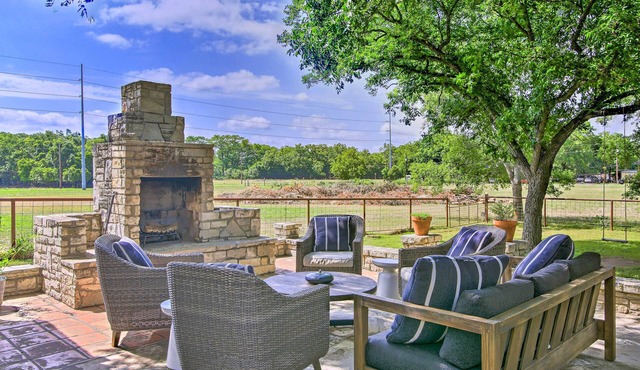 Beautiful Hill Country Cottage - Walk to Downtown!