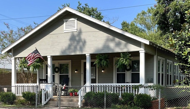 Beautiful Historical Cottage on the Courthouse Square!