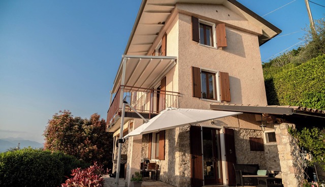 BEAUTIFUL LAKE OF GARDA VIEW, surrounded by greenery, WI-FI and AIR CONDITIONING included. in Torri del Benaco (VR)