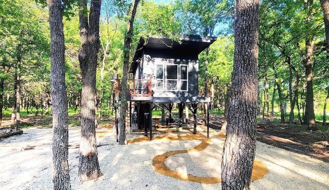 Beautiful Modern Tree House Cabin Surrounded by Trees for a Peaceful Romantic Getaway near Lone Oak, Texas