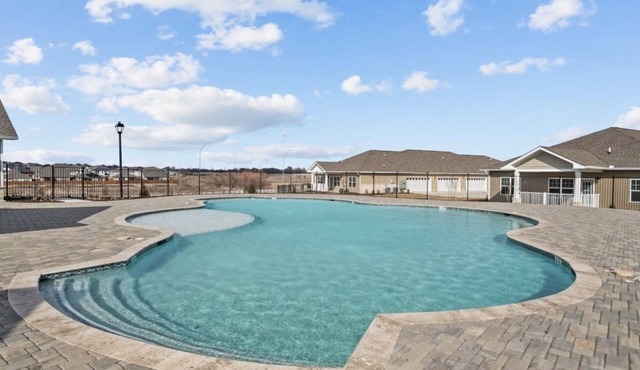 Beautiful Peaceful 1 Bedroom Close To Downtown w/Garage